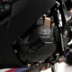 Черен алуминиев протектор R&G Racing с лазерно гравирано лого, монтиран на картера на BMW мотоциклет с бронзови детайли