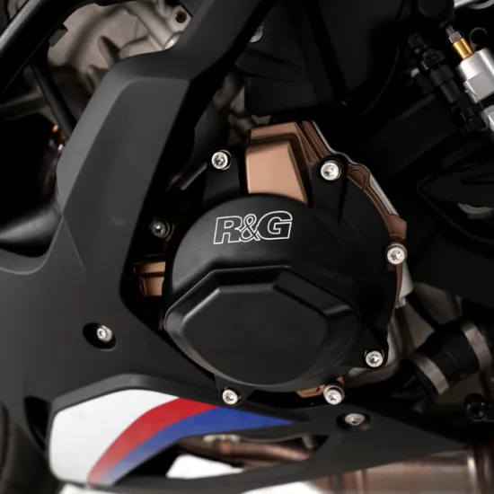Черен алуминиев протектор R&G Racing с лазерно гравирано лого, монтиран на картера на BMW мотоциклет с бронзови детайли