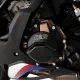 Черен алуминиев протектор R&G Racing с лазерно гравирано лого, монтиран на картера на BMW мотоциклет с бронзови детайли