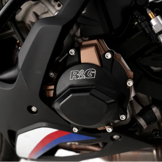 Черен алуминиев протектор R&G Racing с лазерно гравирано лого, монтиран на картера на BMW мотоциклет с бронзови детайли
