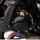 Черен алуминиев протектор R&G Racing с лазерно гравирано лого, монтиран на картера на BMW мотоциклет с бронзови детайли