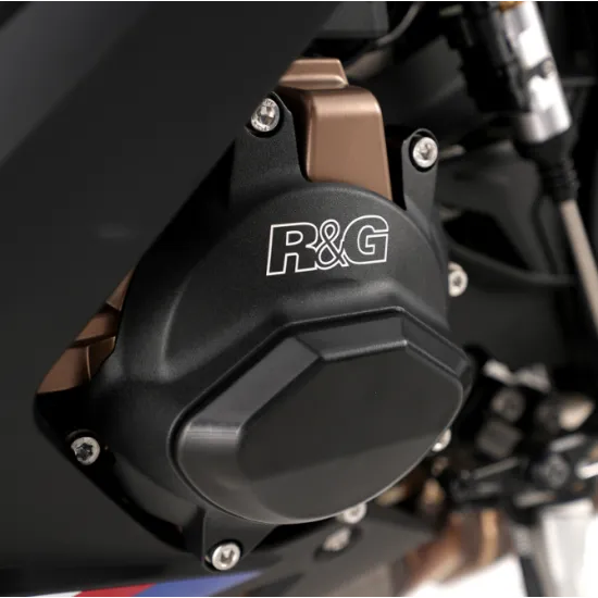 Черен алуминиев протектор R&G Racing с лазерно гравирано лого, монтиран на картера на BMW мотоциклет с бронзови детайли