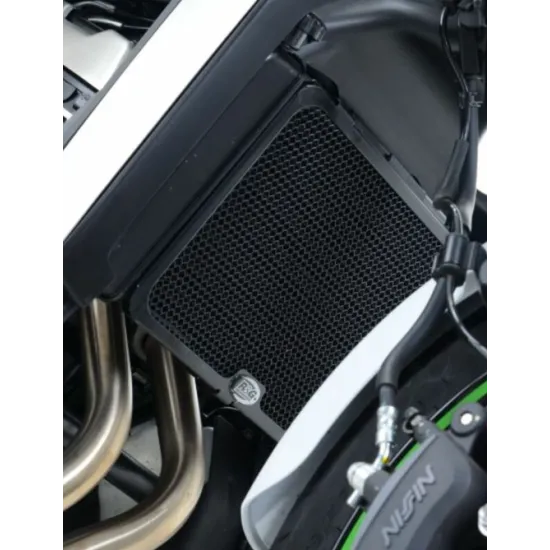 Черен алуминиев протектор за радиатор R&G Racing с honeycomb решетка, монтиран на Kawasaki Vulcan S, с видимо лого на R&G в долния ляв ъгъл