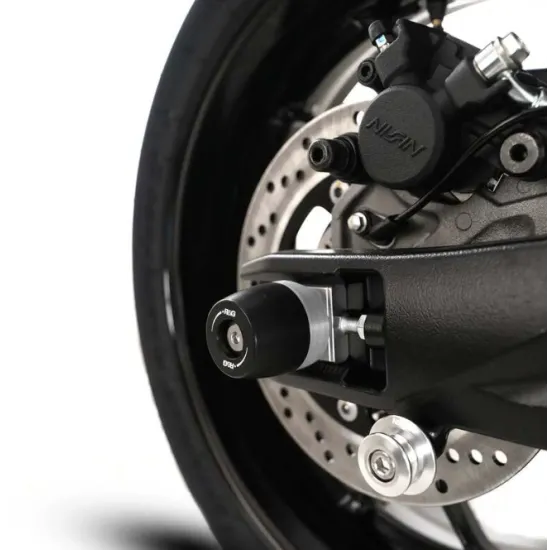 Черни краш тапи R&G Racing монтирани на заден мост на Suzuki GSX-8 с конусовидни HDPE бобини и хромиран болт за закрепване