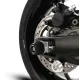 Черни краш тапи R&G Racing монтирани на заден мост на Suzuki GSX-8 с конусовидни HDPE бобини и хромиран болт за закрепване