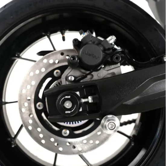 Черни краш тапи R&G Racing монтирани на заден мост на Suzuki GSX-8 с конусовидни HDPE бобини и хромиран болт за закрепване
