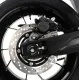Черни краш тапи R&G Racing монтирани на заден мост на Suzuki GSX-8 с конусовидни HDPE бобини и хромиран болт за закрепване