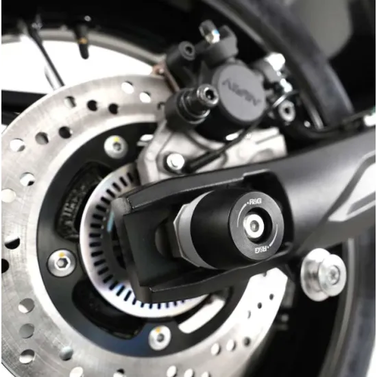 Черни краш тапи R&G Racing монтирани на заден мост на Suzuki GSX-8 с конусовидни HDPE бобини и хромиран болт за закрепване