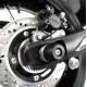 Черни краш тапи R&G Racing монтирани на заден мост на Suzuki GSX-8 с конусовидни HDPE бобини и хромиран болт за закрепване