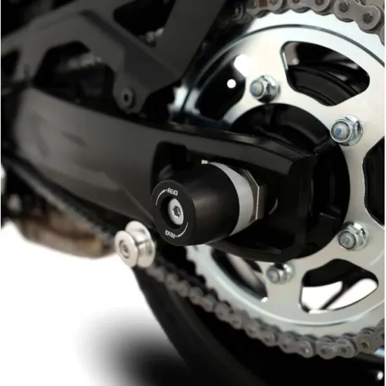 Черни краш тапи R&G Racing монтирани на заден мост на Suzuki GSX-8 с конусовидни HDPE бобини и хромиран болт за закрепване