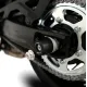 Черни краш тапи R&G Racing монтирани на заден мост на Suzuki GSX-8 с конусовидни HDPE бобини и хромиран болт за закрепване