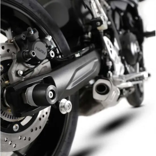 Черни краш тапи R&G Racing монтирани на заден мост на Suzuki GSX-8 с конусовидни HDPE бобини и хромиран болт за закрепване