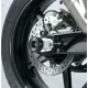 Черни краш тапи R&G Racing монтирани на задната ос на мотоциклет, видими спирачен диск с отвори и задна спирачна апаратура