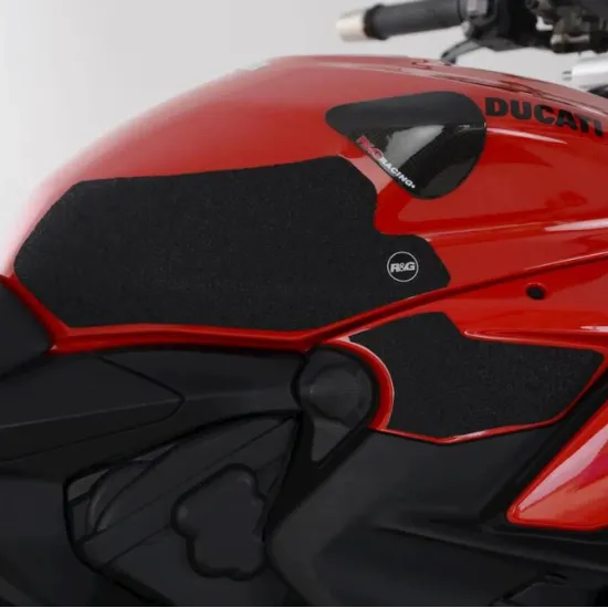 Черни текстурирани протектори R&G Racing върху червен резервоар Ducati Streetfighter V2 - изглед отстрани с видимо лого