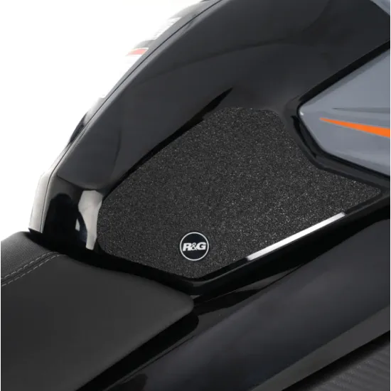 Черна грапава подложка R&G Tank Traction Pad монтирана на резервоара на CFMOTO 300NK с оранжеви акценти и лого R&G
