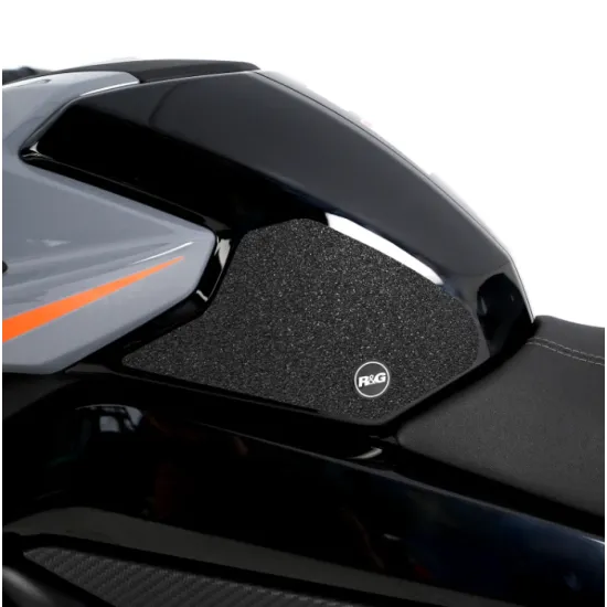 Черна грапава подложка R&G Tank Traction Pad монтирана на резервоара на CFMOTO 300NK с оранжеви акценти и лого R&G