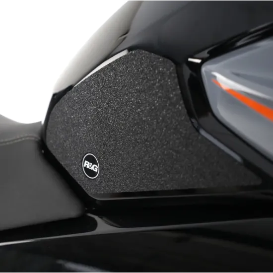 Черна грапава подложка R&G Tank Traction Pad монтирана на резервоара на CFMOTO 300NK с оранжеви акценти и лого R&G