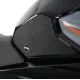 Черна грапава подложка R&G Tank Traction Pad монтирана на резервоара на CFMOTO 300NK с оранжеви акценти и лого R&G