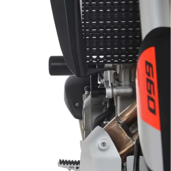 Черни аеродинамични краш тапи R&G Racing монтирани на Aprilia Tuareg 660 с видими метални скоби и гладка полимерна повърхност