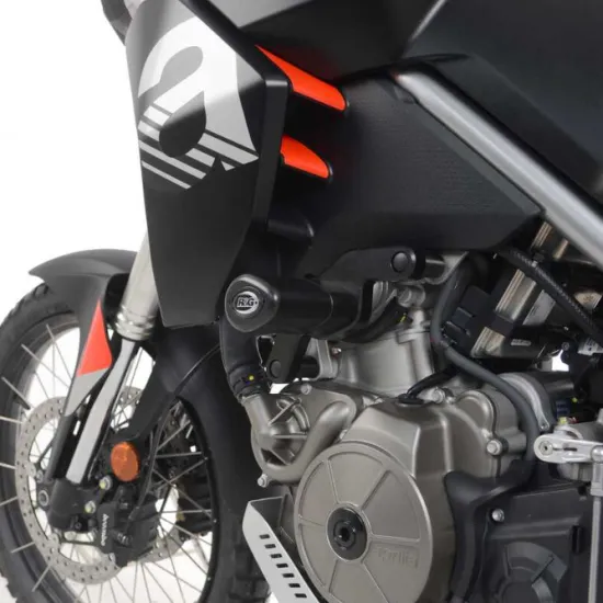 Черни аеродинамични краш тапи R&G Racing монтирани на Aprilia Tuareg 660 с видими метални скоби и гладка полимерна повърхност