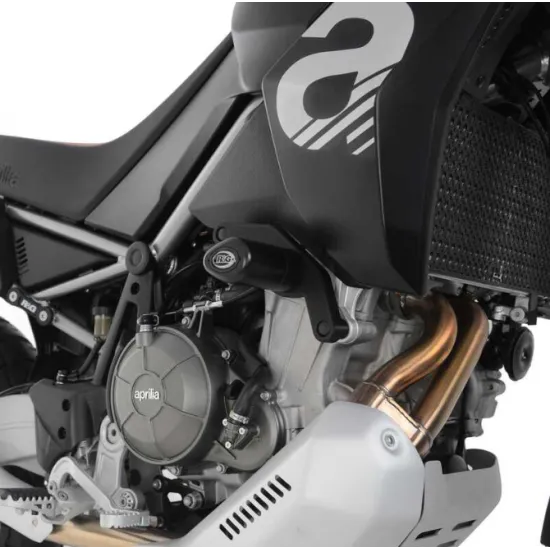 Черни аеродинамични краш тапи R&G Racing монтирани на Aprilia Tuareg 660 с видими метални скоби и гладка полимерна повърхност