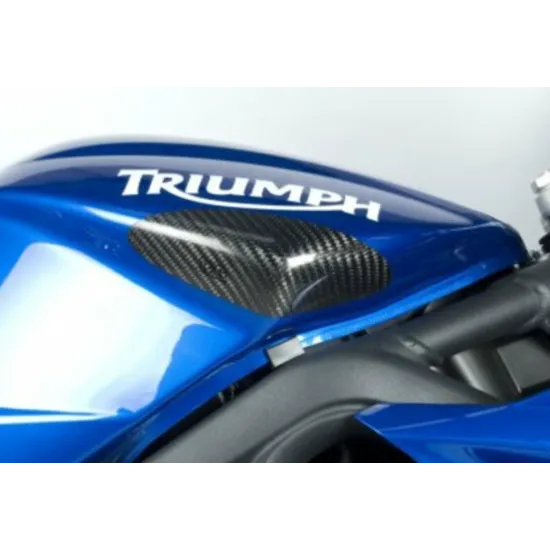 Карбонов протектор R&G Racing монтиран на яркосин резервоар Triumph - детайл на карбонова плетка върху горната изпъкнала зона