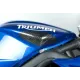 Карбонов протектор R&G Racing монтиран на яркосин резервоар Triumph - детайл на карбонова плетка върху горната изпъкнала зона