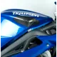 Карбонов протектор R&G Racing монтиран на яркосин резервоар Triumph - детайл на карбонова плетка върху горната изпъкнала зона
