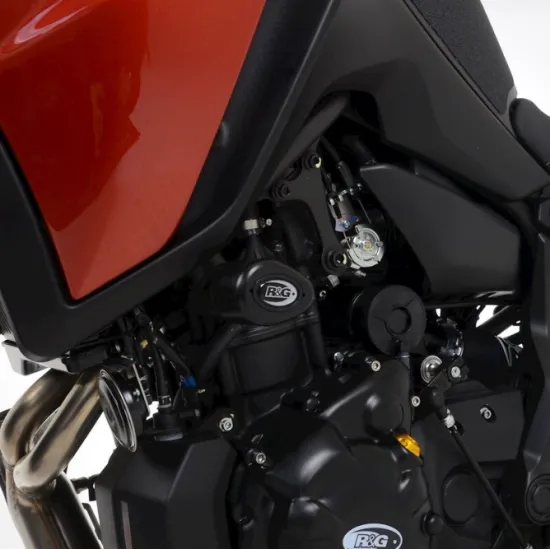 Черни R&G Racing Aero краш тапи монтирани на червен Yamaha Tracer 7, показващи аеродинамичния дизайн и интеграцията с рамката на мотоциклета