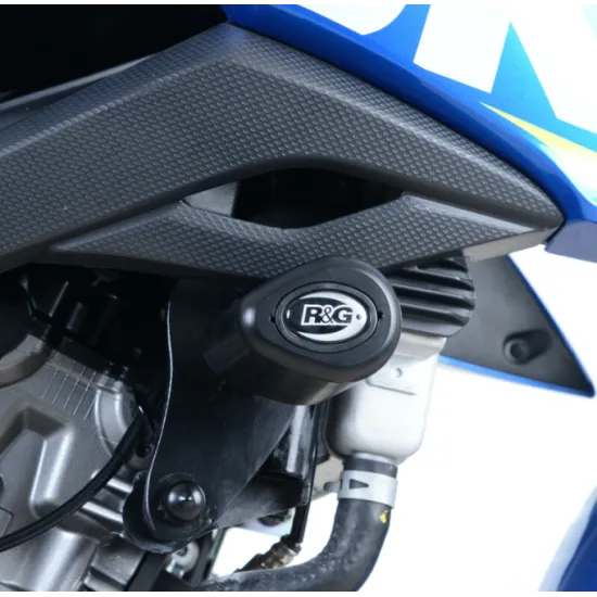 Черни краш тапи R&G Racing с капковиден дизайн монтирани на синя Suzuki GSX-S125, видим характерният R&G лого и подвижната капачка