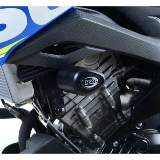 Черни краш тапи R&G Racing с капковиден дизайн монтирани на синя Suzuki GSX-S125, видим характерният R&G лого и подвижната капачка
