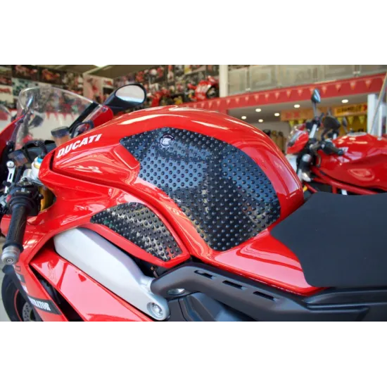 Черни протектори Eazi-Grip Evo с полусферични куполи монтирани на червена Ducati Panigale V4, покриващи горната и страничните части на резервоара