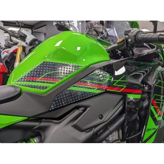 Прозрачни протектори R&G Eazi-Grip Evo монтирани на зелен резервоар Kawasaki ZX-4RR с видими полусферични куполи и