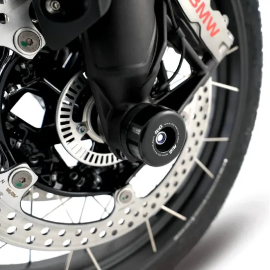 Черни краш тапи R&G RACING монтирани на предното колело на BMW R1300GS с перфориран спирачен диск и черна вилка