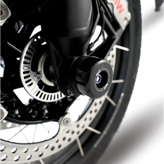 Черни краш тапи R&G RACING монтирани на предното колело на BMW R1300GS с перфориран спирачен диск и черна вилка