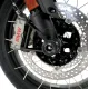 Черни краш тапи R&G RACING монтирани на предното колело на BMW R1300GS с перфориран спирачен диск и черна вилка