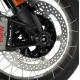 Черни краш тапи R&G RACING монтирани на предното колело на BMW R1300GS с перфориран спирачен диск и черна вилка