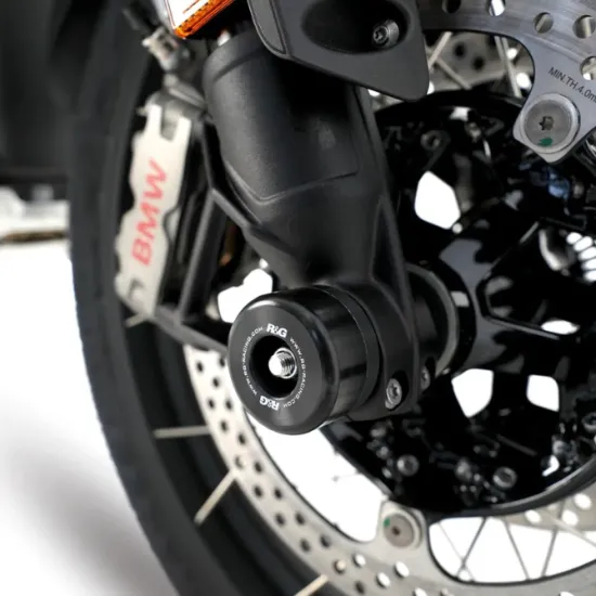 Черни краш тапи R&G RACING монтирани на предното колело на BMW R1300GS с перфориран спирачен диск и черна вилка