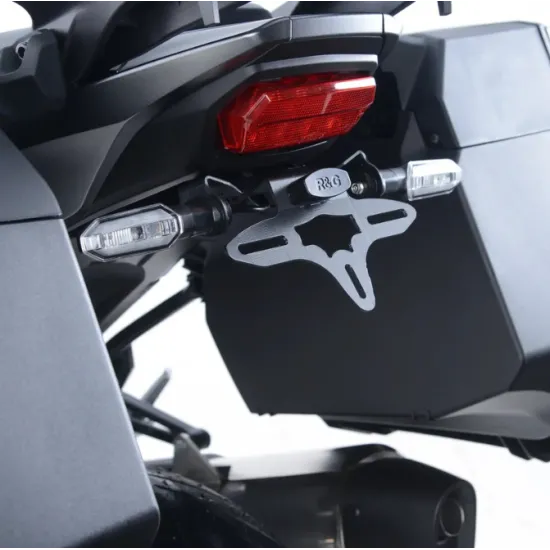 Черна алуминиева стойка за номер R&G Racing монтирана на Honda NT 1100 с малки LED светлини и оригинални мигачи