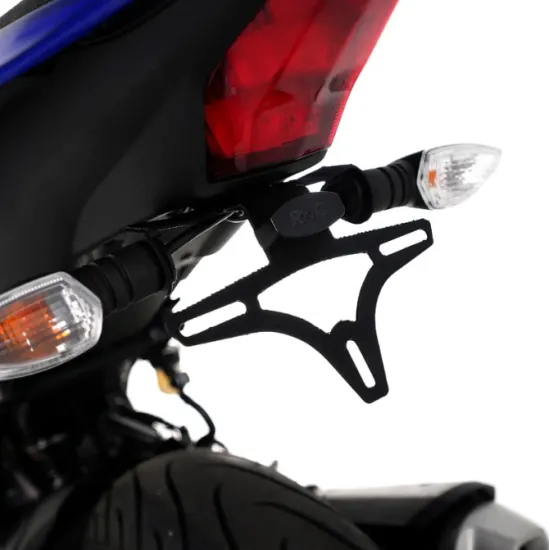 Черна триъгълна стойка за номер R&G Racing монтирана на Yamaha YZF-R125 в синьо, с LED осветител и оригинални мигачи