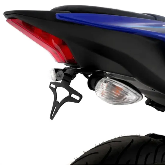 Черна триъгълна стойка за номер R&G Racing монтирана на Yamaha YZF-R125 в синьо, с LED осветител и оригинални мигачи