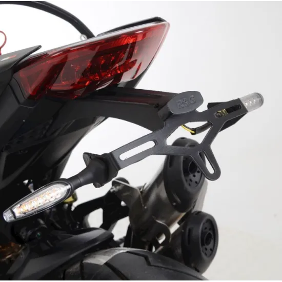 Черна стойка за номер R&G Racing на Ducati Monster 950 - компактна рамка с прорези, вградена LED светлина и запазени OEM