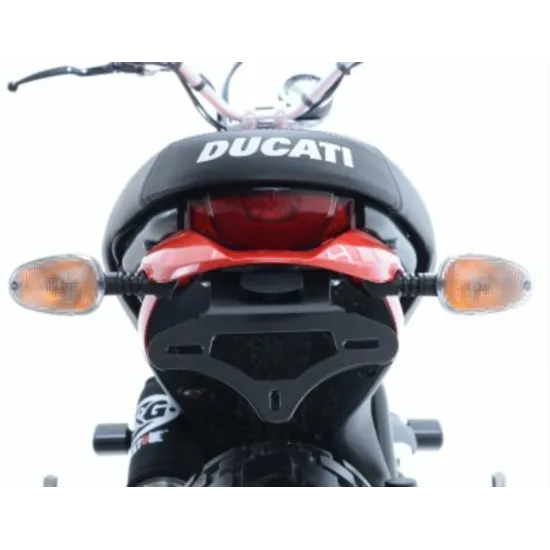 Задна част на Ducati Scrambler Icon с монтирана черна стойка за номер R&G Racing, кехлибарени мигачи и червен акцент