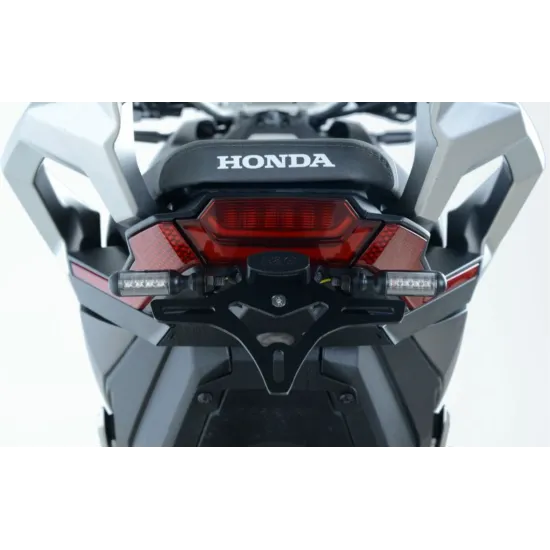 Черна стойка за номер R&G Racing монтирана на Honda X-ADV с вградени LED светлини и стоков стоп
