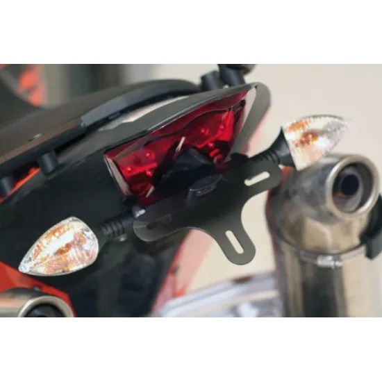Черна стойка за номер R&G Racing монтирана на KTM 690 Duke с оригинални оранжеви мигачи, червена задна светлина и хромиран