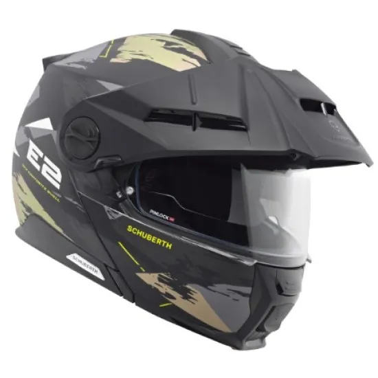 Каска Schuberth E2 Trail Green в камуфлажен дизайн със зелени и кафяви тонове, регулируема козирка, прозрачен визьор и вентилационни отвори