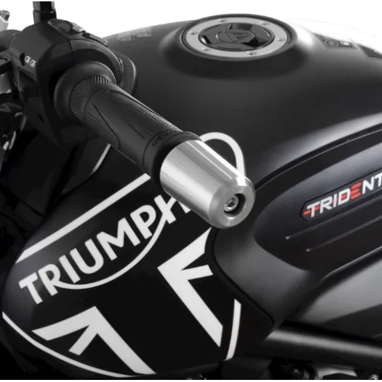 Полиран балансьор от неръждаема стомана R&G Racing монтиран на черно кормило на Triumph мотоциклет с видимо лого на марката