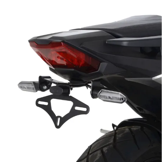 Черна стойка за номер R&G Racing монтирана на Honda NC750X - компактна конструкция с OEM мигачи и LED осветление за номер