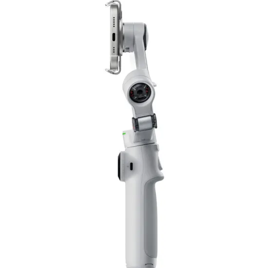 Сребрист видео стабилизатор Insta360 Flow 2 Pro с черен смартфон в щипка, показан в изправено положение с разгънат трипод и телескопична дръжка