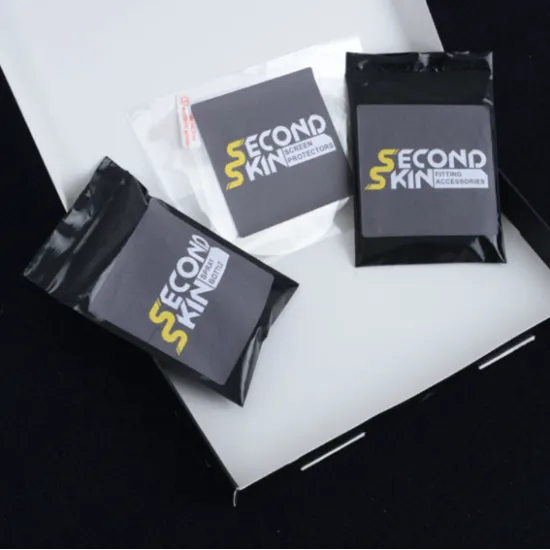 Комплект R&G Second Skin с черна кутия, прозрачен протектор за екран, синя шпатула, сива велурена кърпа, мини спрей бутилка и почистващи кърпички за Ducati Desert X